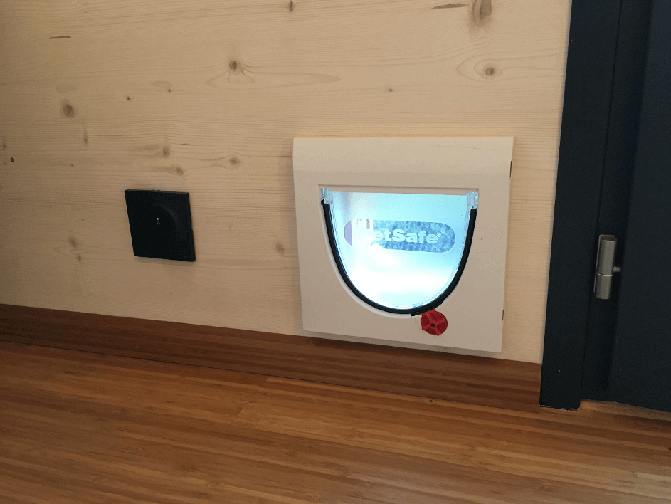 trappe blanche sur un mur en bois