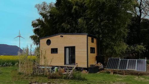 Tiny autonome en énergie (éolienne et panneaux photovoltaïques)