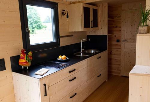 Cuisine de la Tiny House avec de grands tiroirs coulissants