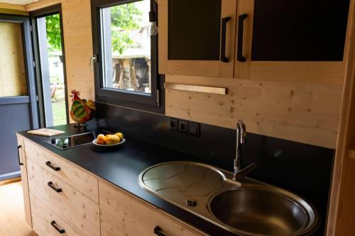 Plan de travail en matériaux issus de réemploi et recyclés installé par les chantiers Valoristes