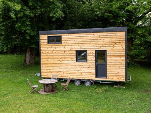 Bardage à recouvrement en Cèdre rouge (Red cedar) issu d’une forêt savoyarde. Lame de 6m60 en une seule longueur