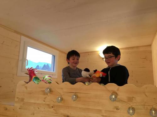 Mezzanine enfant. Hauteur sous plafond (minimum 1.15 m), lit de 90, coin jeu…