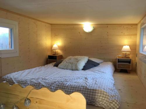 Mezzanine parentale cosy ! Hauteur sous plafond confortable (minimum 1.15 cm), lit de 140 ou 160 possible, tables de chevet…