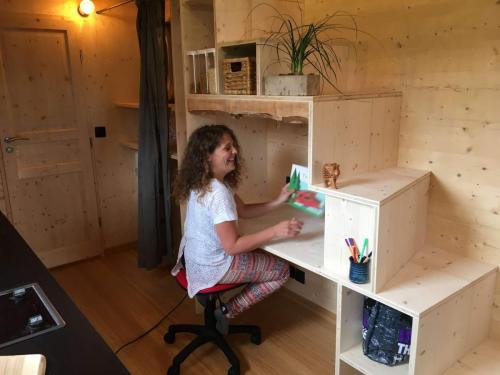 Aurelie à son bureau