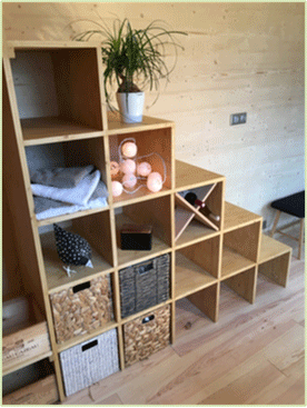 Un escalier qui intègre des rangements.