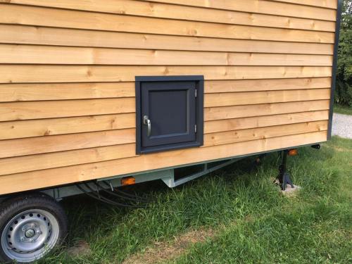 Une trappe pour sortir le sceau des toilettes sèches.