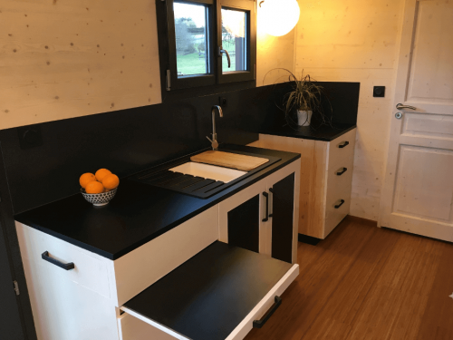 Cuisine très sympa et surtout robuste, fonctionnelle réalisée par une menuiserie d’insertion sociale avec une partie de matériaux de récupération et ré emploi.