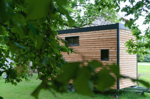 Derrière les arbres