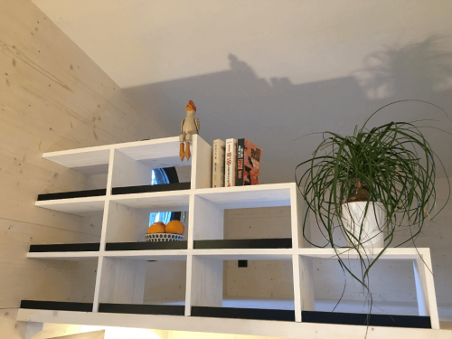 Etagère qui est précisément adaptée pour accueillir des caisses à vins qui feront de parfaits tiroirs !