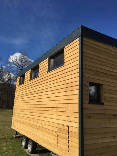 Bardage en Red Cedar, bois issu d’une forêt de Savoie ( ! ), scié localement, lames en une seule longueur sans raccord, fixations inox non apparentes