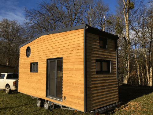 Superbe bardage en red cedar issu d’une forêt savoyarde via un scieur local.  Cet habillage bois est brut de sciage et posé sans fixation apparente.