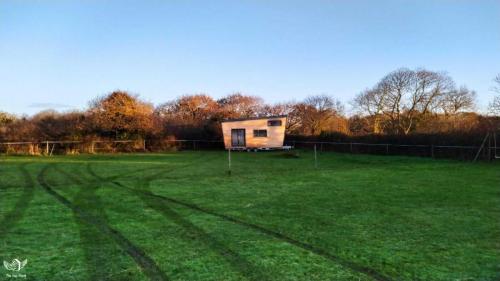 tiny house jeremy dans un champ