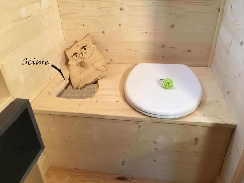Toilettes sèches pratiques : un meuble fait sur mesure.